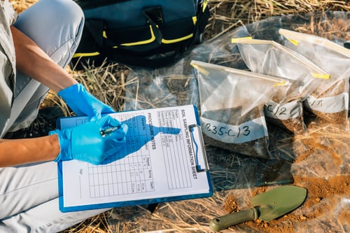 soil-test-female-agronomist-taking-notes-in-the-fi-4JL8EP5 soil-test-female-agronomist-taking-notes-in-the-fi-4JL8EP5